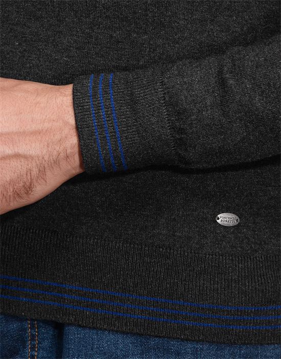 Jumper with V-neck, contrasting stripes, slim-fit